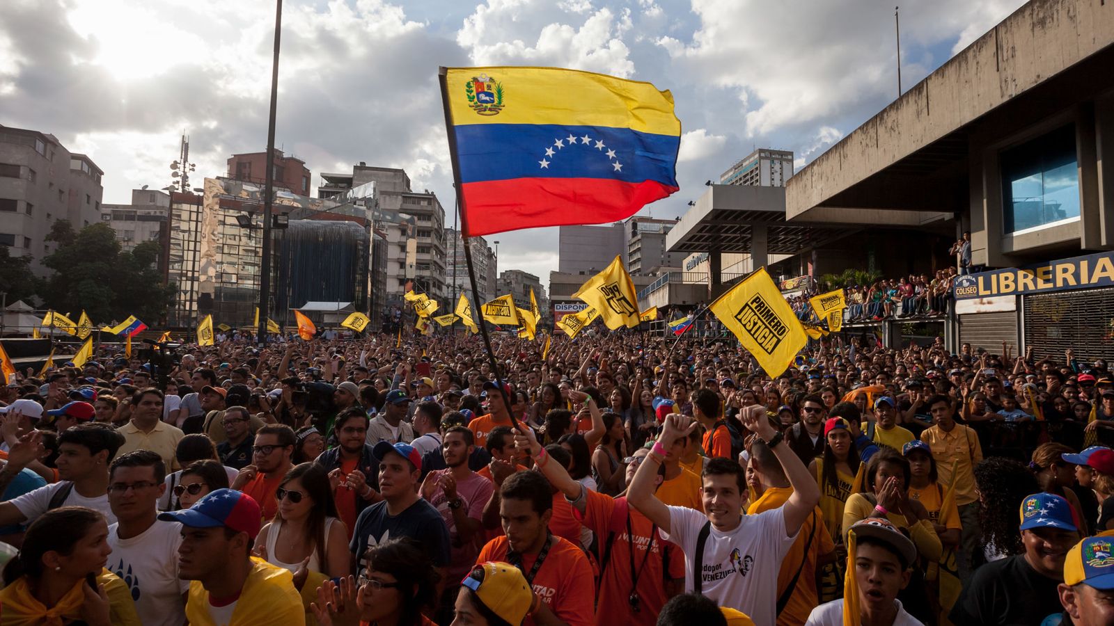 Foto: Venezolanos celebran la victoria del hasta ahora partido de la oposición Unidad Democrática. (EFE)