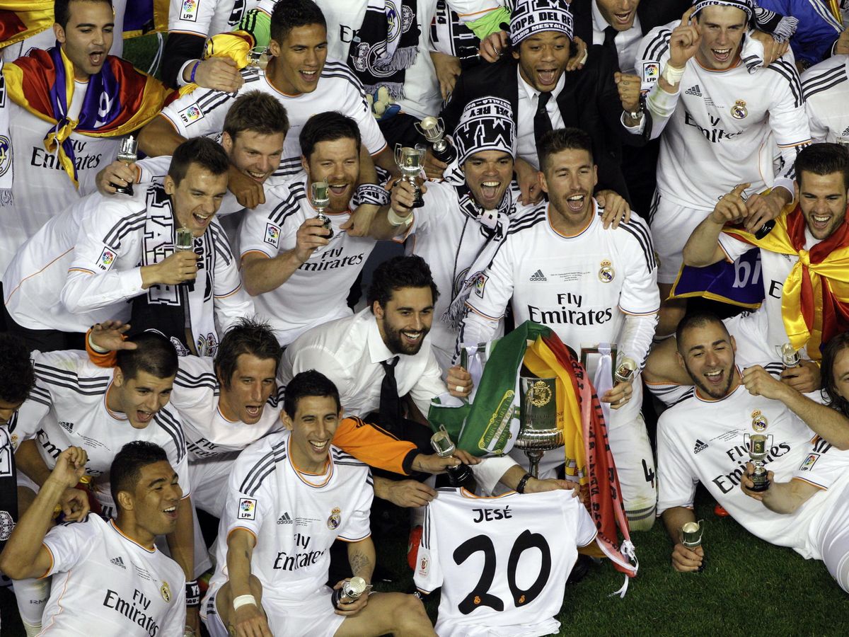 Foto: Los jugadores del Real Madrid celebran la victoria ante Barça en la Copa del Rey 2013/2014. (EFE/Juan Carlos Cárdenas).