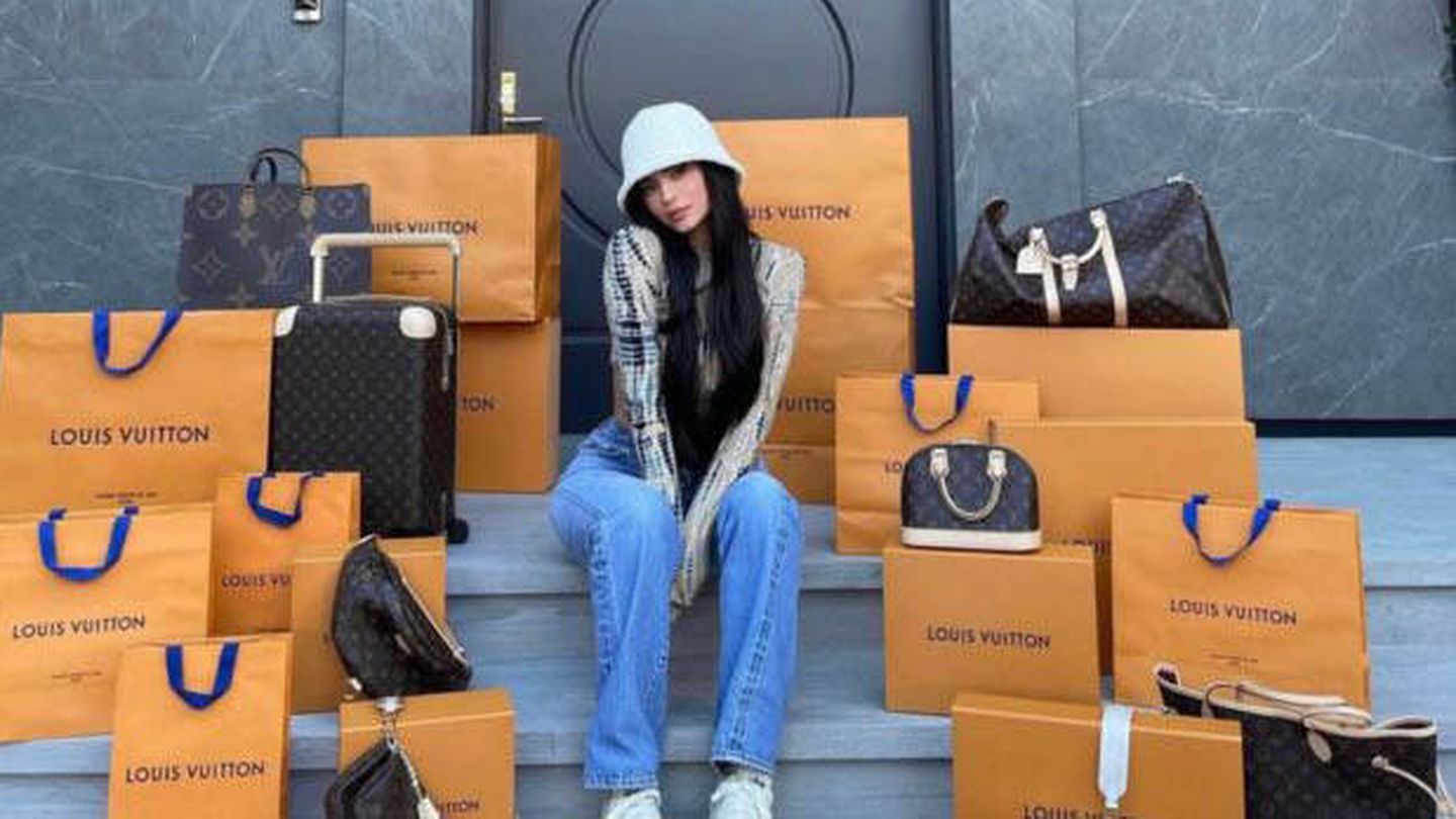 Kylie Jenner posa en Instagram rodeada de bolsos y bolsas de Vuitton.