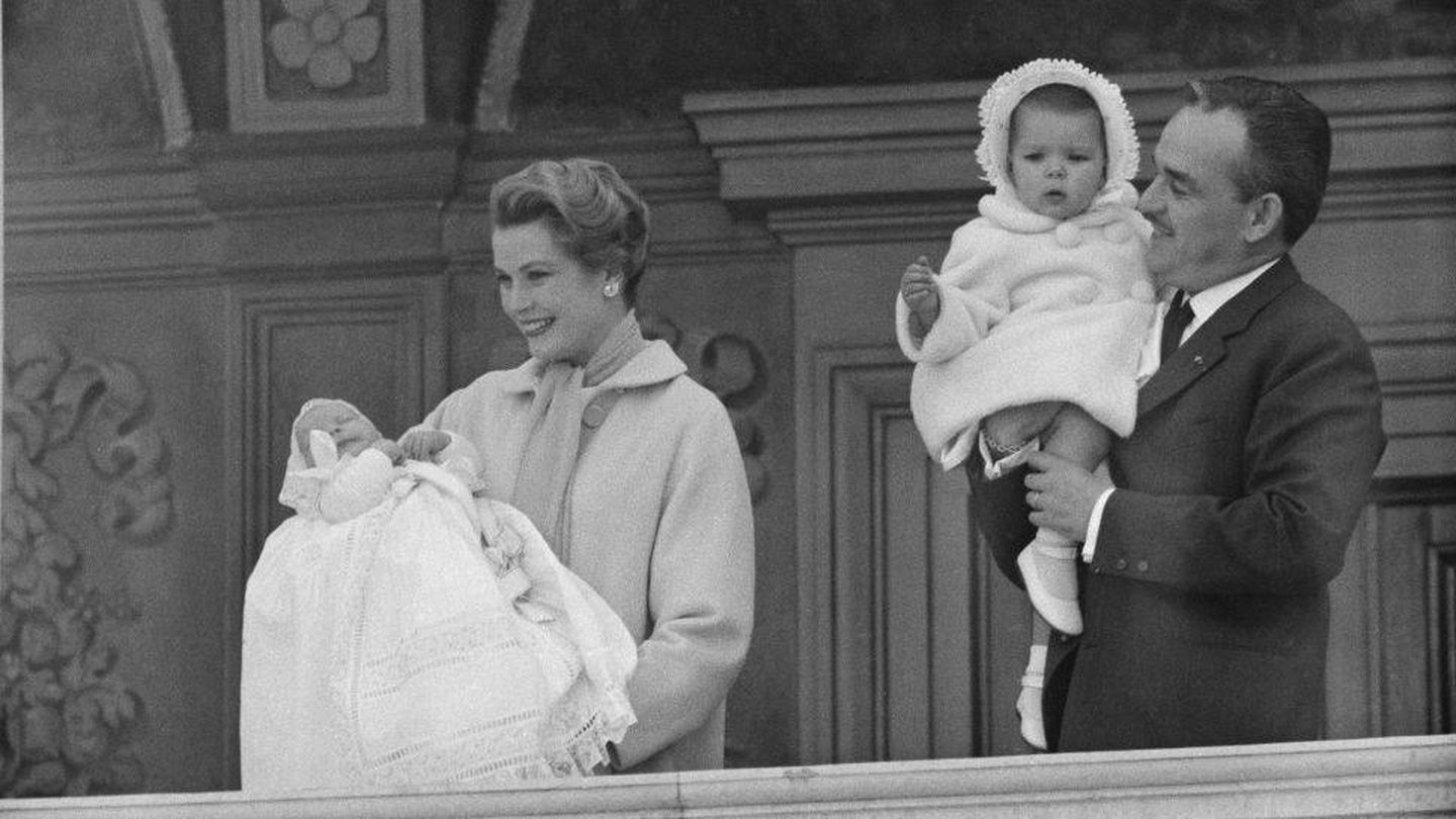 Grace Kelly y Rainiero, con sus hijos Carolina y Alberto. (Getty)