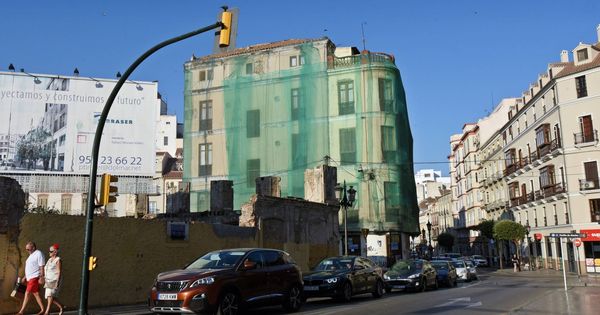 Foto: Una vista del edificio de La Mundial. A la izquierda, el cartel que anuncia el hotel de Rafael Moneo (Toñi Guerrero).