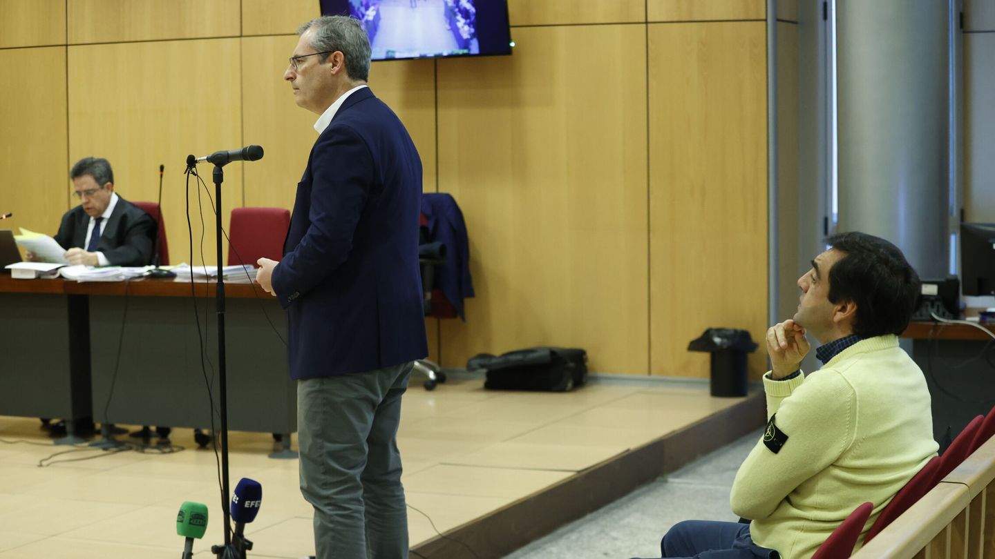 Iñaki Badiola, sentado en el banquillo de los acusados, escucha las declaraciones del diputado general de Guipúzcoa, Markel Olano. (EFE/Javier Etxezarreta)