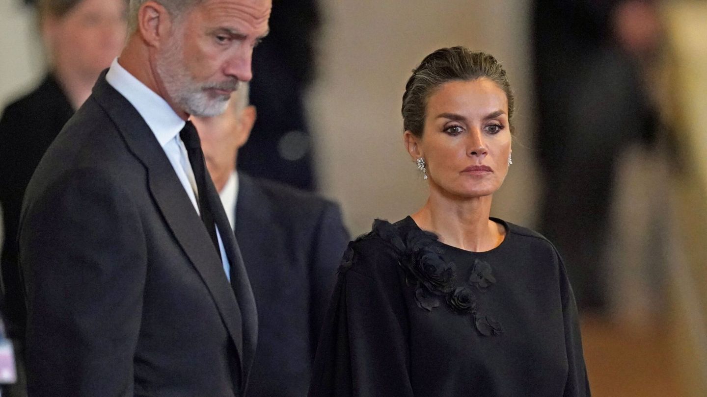 Los reyes de España ayer durante su visita a la capilla ardiente de Isabel II. (Reuters)