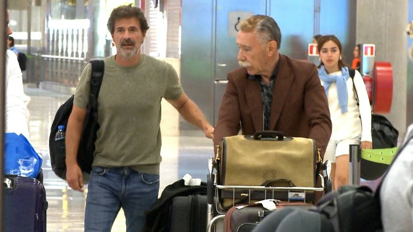 Rodolfo Sancho, en el aeropuerto de Madrid junto a su abogado. (Europa Press) 