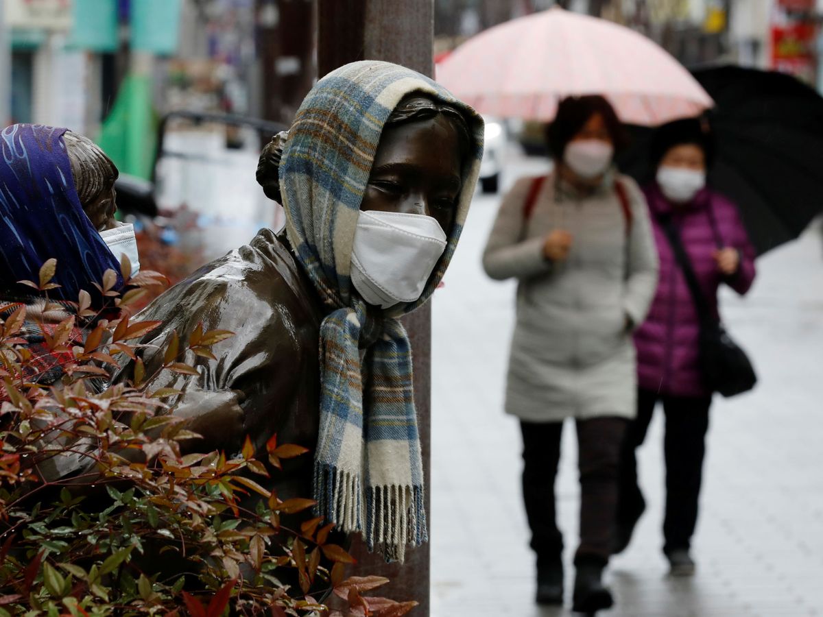 Foto: Mujeres paseando con mascarillas en Corea del Sur. Foto: REUTERS Kim Kyung-Hoon