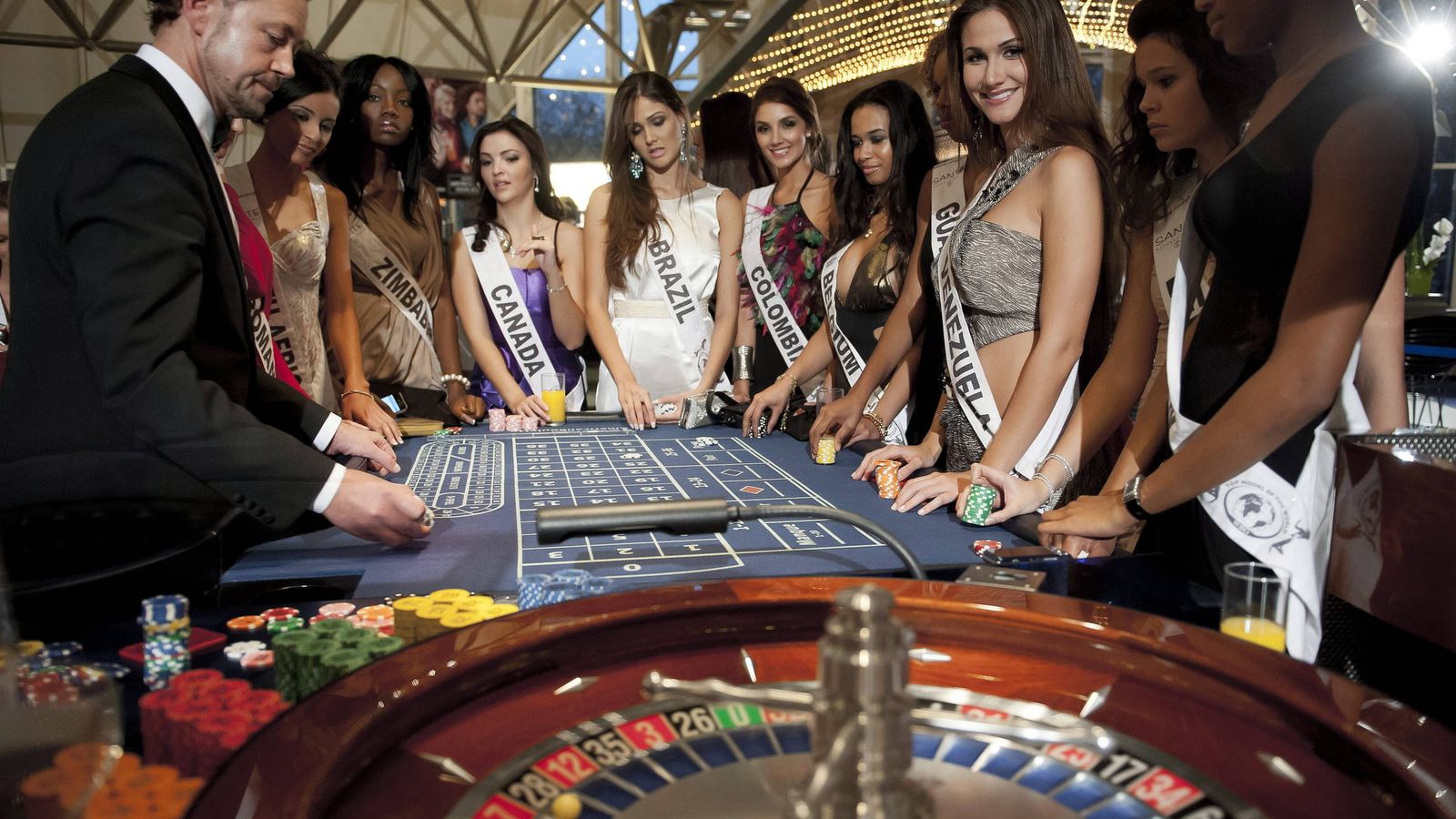Foto: Candidatas al título del concurso de belleza "Top Models of the World" participan en un juego de ruleta en el Casino Hohensyburg de Dortmund (Alemania). (EFE)