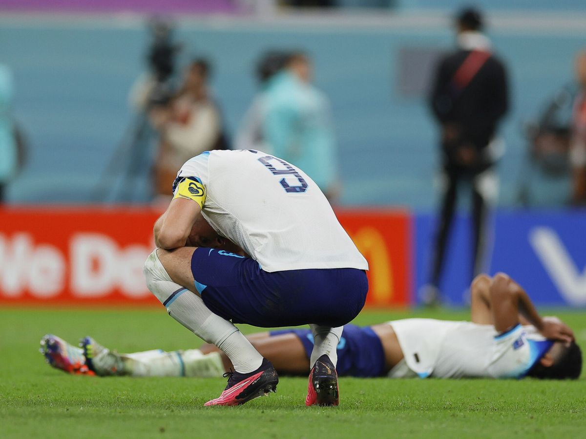 Foto: Kane se lamenta tras fallar el penalti que deja al país fuera de las semifinales. (EFE/Ronald Wittek)