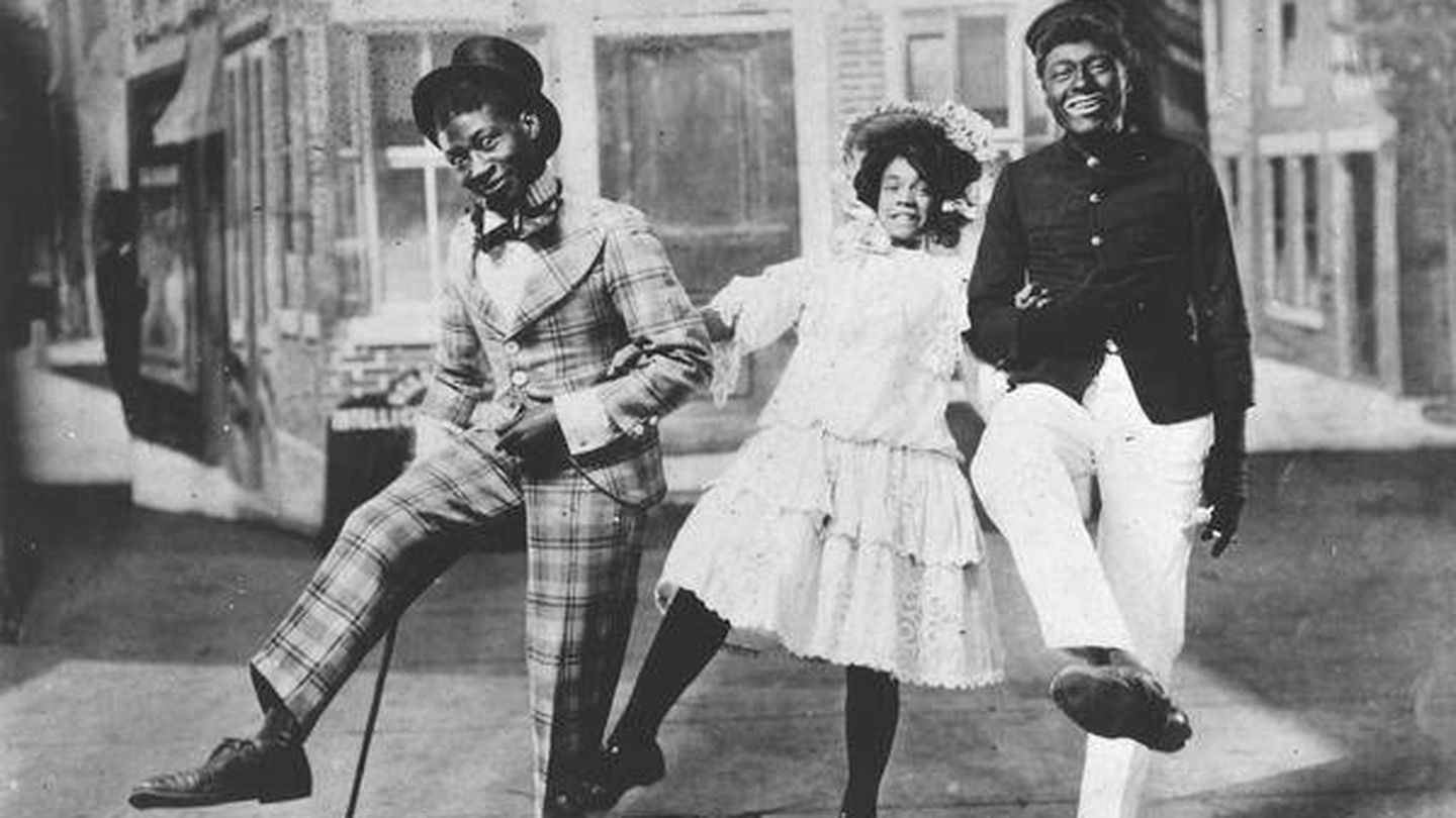 George Walker, Aida Overton Walker y Bert Williams bailan cakewalk en el primer musical de Broadway escrito e interpretado por afroamericanos. Fuente: Wikipedia.