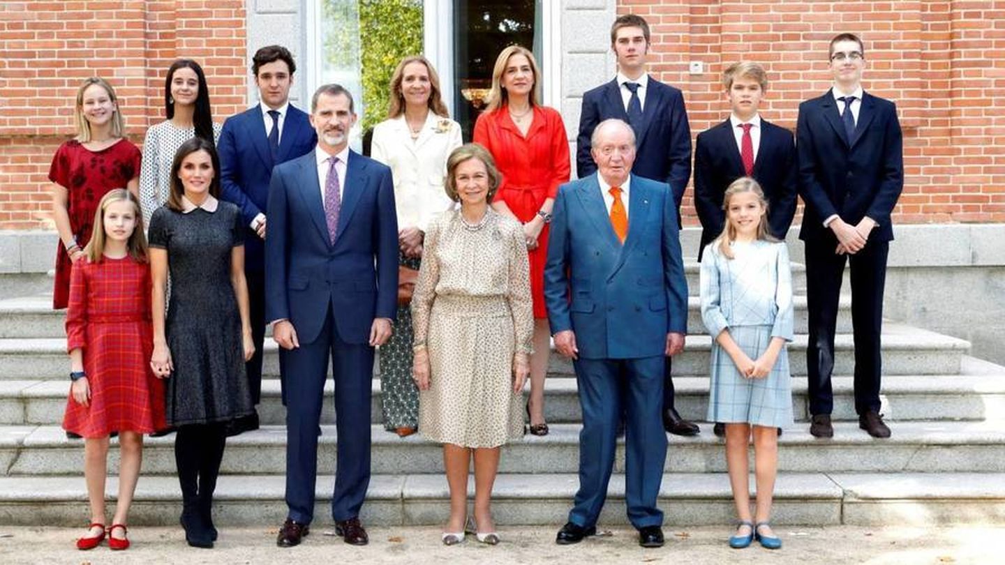 La familia del Rey, en la celebración del 80º cumpleaños de doña Sofía. (EFE)