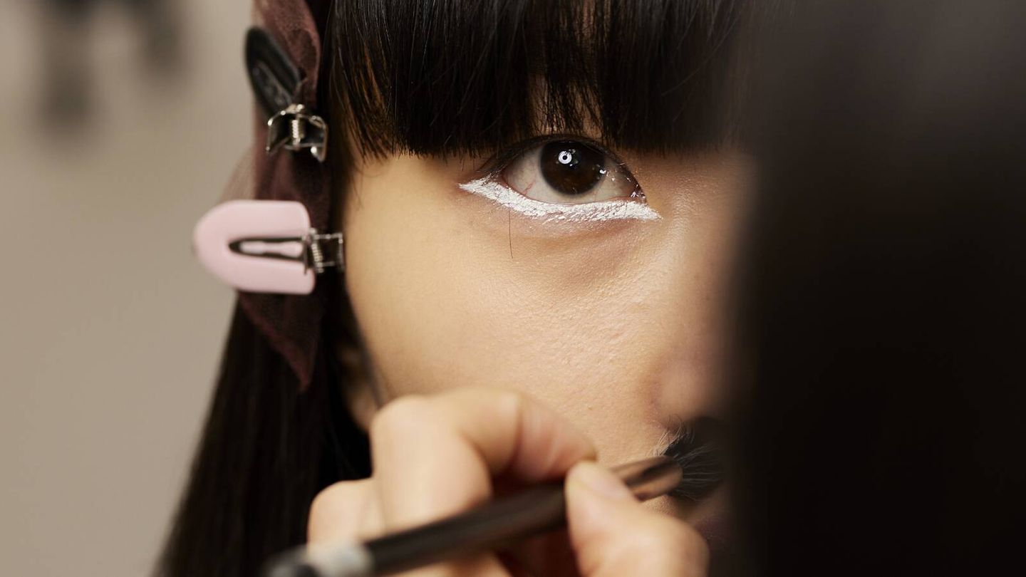 Los tratamientos para cuidar el contorno de los ojos siguen una formulación específica para que su delicada piel no se irrite. Fotografía del maquillaje del desfile de alta costura SS22 de Dior. (Imaxtree)