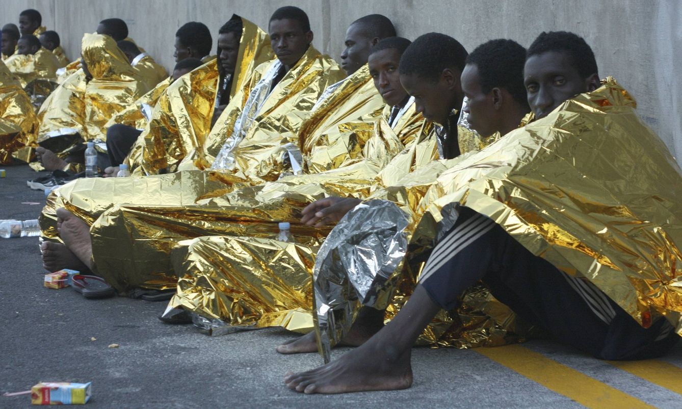 Un grupo de inmigrantes llegados a la isla de La Gomera. (EFE)