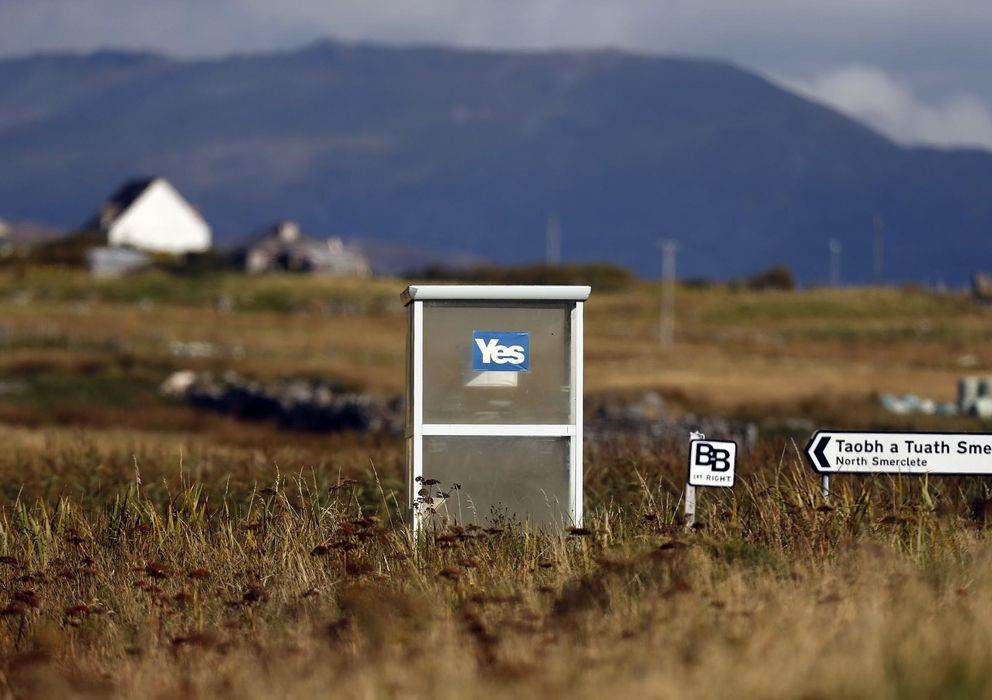 Foto: Una pegatina a favor de la independencia de Escocia en una parada de autobús de South Uist, en las Outer Hebrides (Reuters)