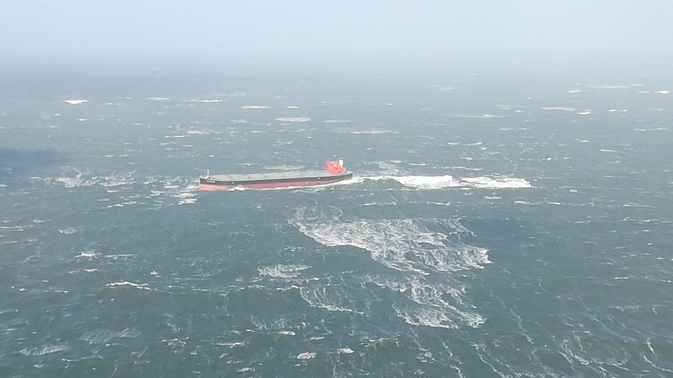Foto: El carguero 'Glory Amsterdam', encallado en la isla de Langeoog (EFE)