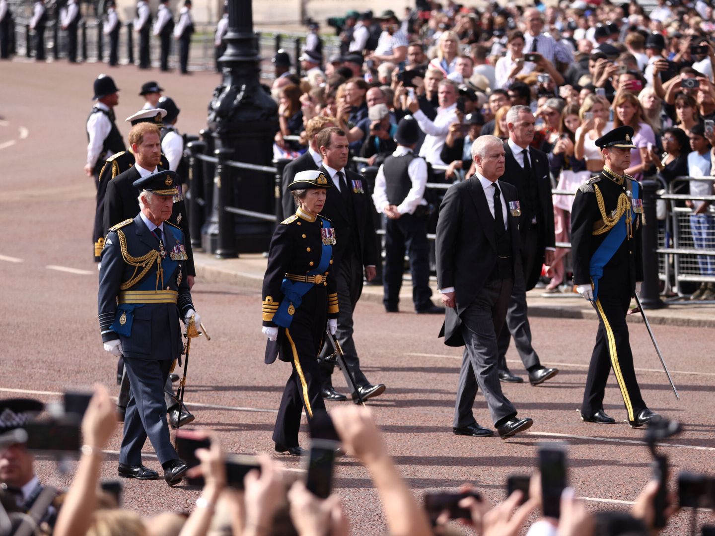 Los hijos de la reina Isabel II siguiendo el féretro. (Reuters/ Tom Nicholson)