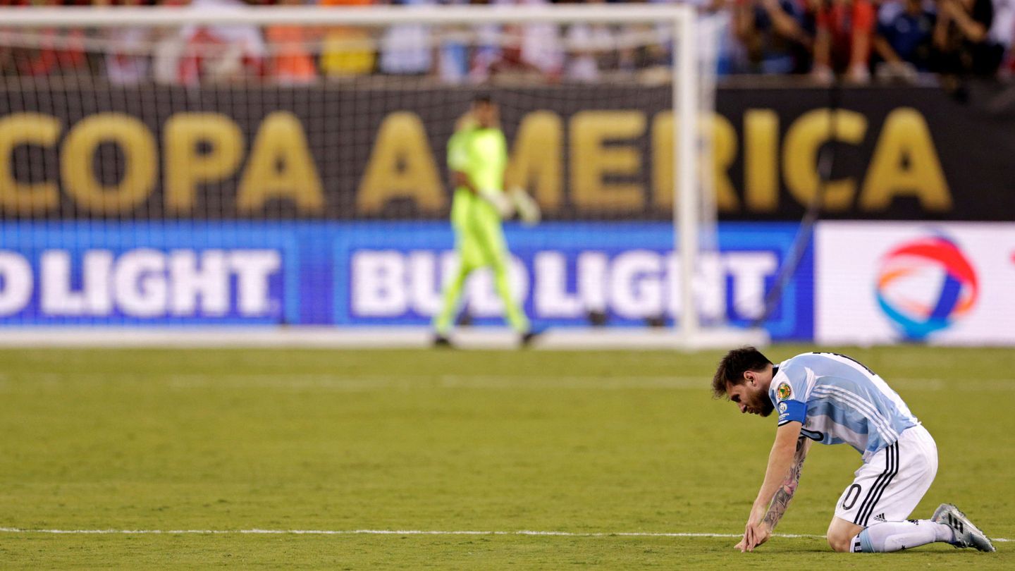Messi se lamenta tras perder la final contra Chile en la Copa América 2016.