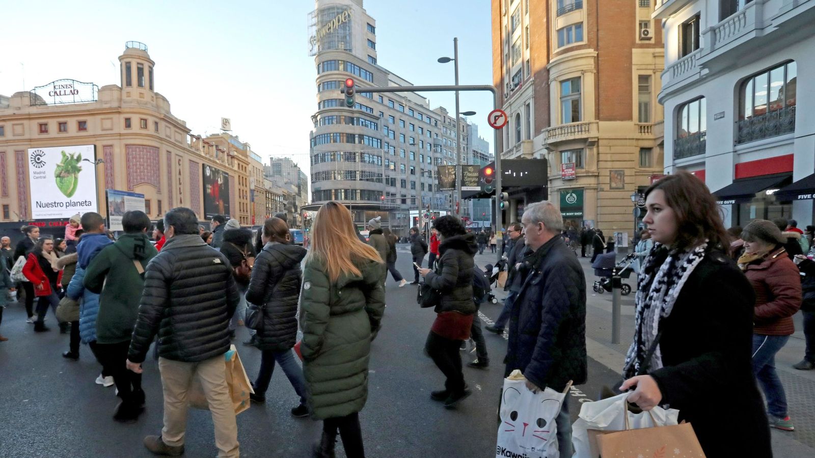 Foto: La gente realiza sus compras navideñas en la Gran Vía de Madrid. (EFE)