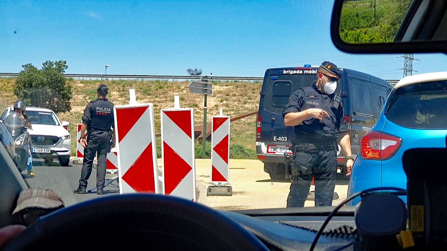 Control policial de los Mossos a la salida de Lleida en dirección a Vielha. (F. B.)