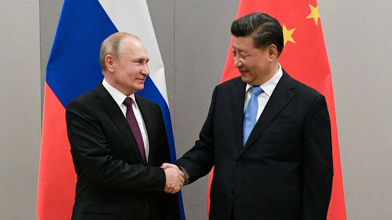 Foto: Vladimir Putin junto a Xi Jinping en una reunión presencial antes de la pandemia. (Reuters/Sitdikov)
