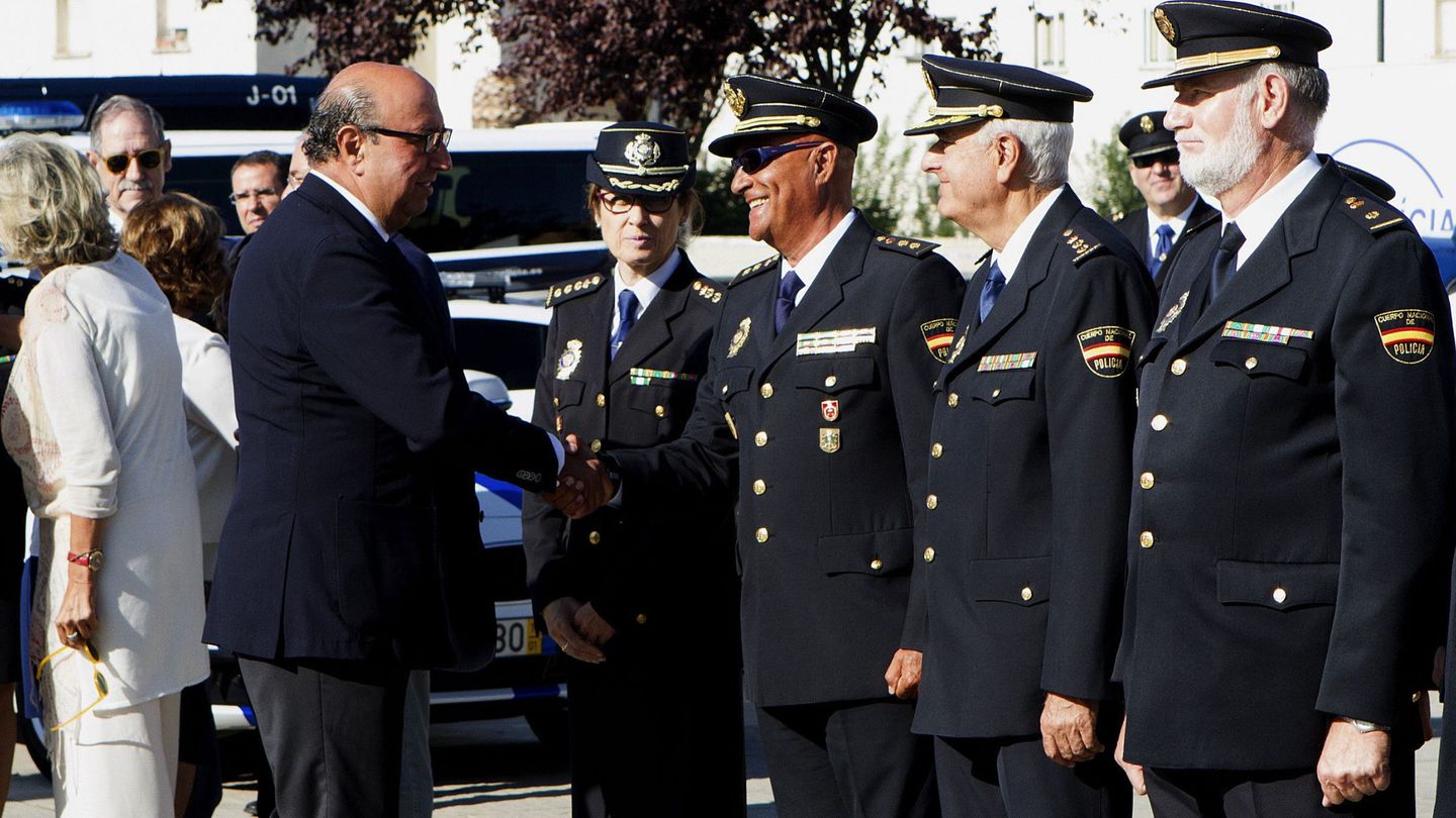 Germán López Iglesias saluda a varios mandos policiales. (EFE)