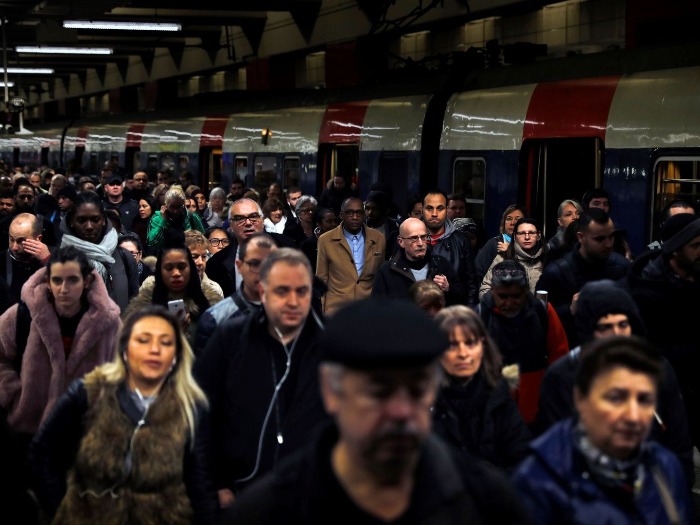 Viajeros bajan de un tren regional en la estación Gare du Nord en París durante la primera jornada de huelga ferroviaria, el 3 de abril de 2018. (EFE)