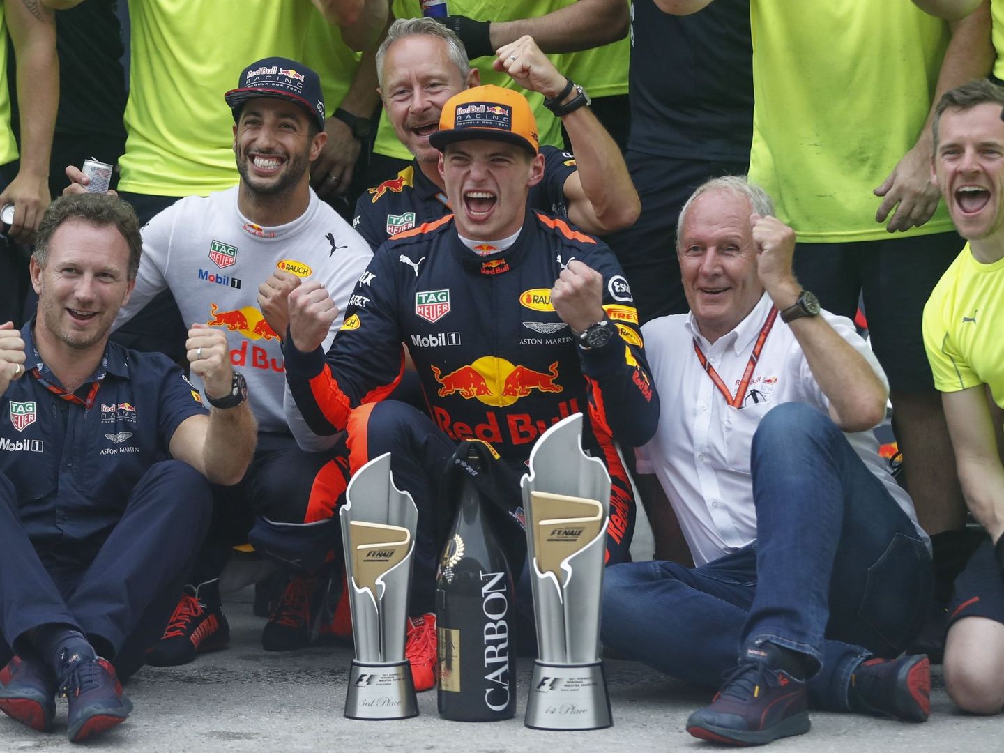 Max Verstappen (c) acompañado de Christian Horner, Daniel Ricciardo y Helmut Marko en la celebración de Malasia. (EFE)