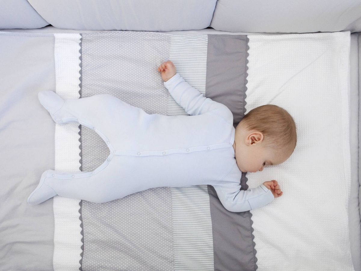 Qué ropa hay que ponerle a un bebé para dormir (y cómo comprobar que está a  gusto)