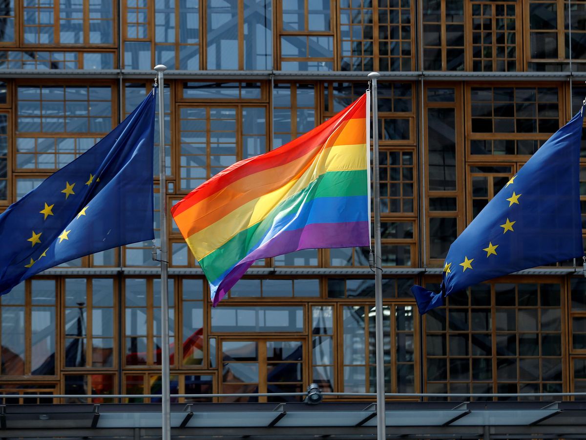 Foto: Bandera LGTB en el edificio del Consejo Europeo. (Reuters/Francois Lenoir)