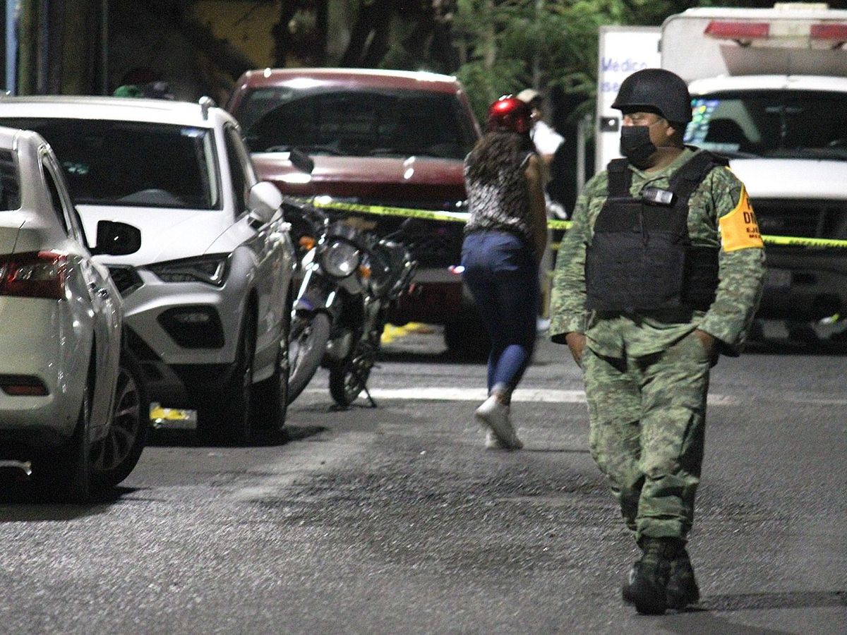 Foto: Un miembro del Ejército mexicano, en el lugar de los hechos. (EFE)