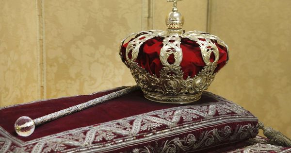 Foto: Patrimonio Nacional guarda la corona y el cetro reales, símbolos de la monarquía española. (EFE)