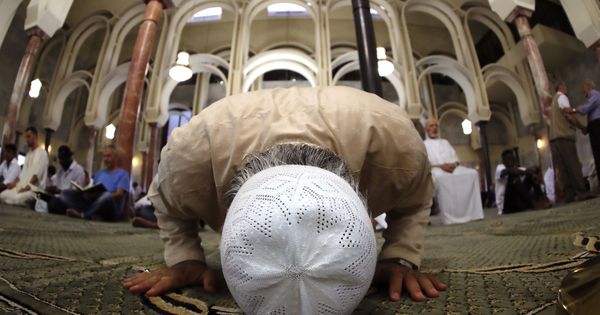 Foto: Musulmanes rezan en la mezquita del Centro Islámico de Madrid, la más grande de España. (EFE)