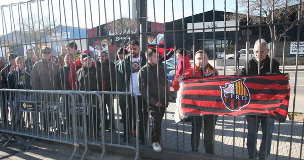 Foto: Un grupo de socios y trabajadores del Reus protestan en el estadio por la situación del club. (Efe)
