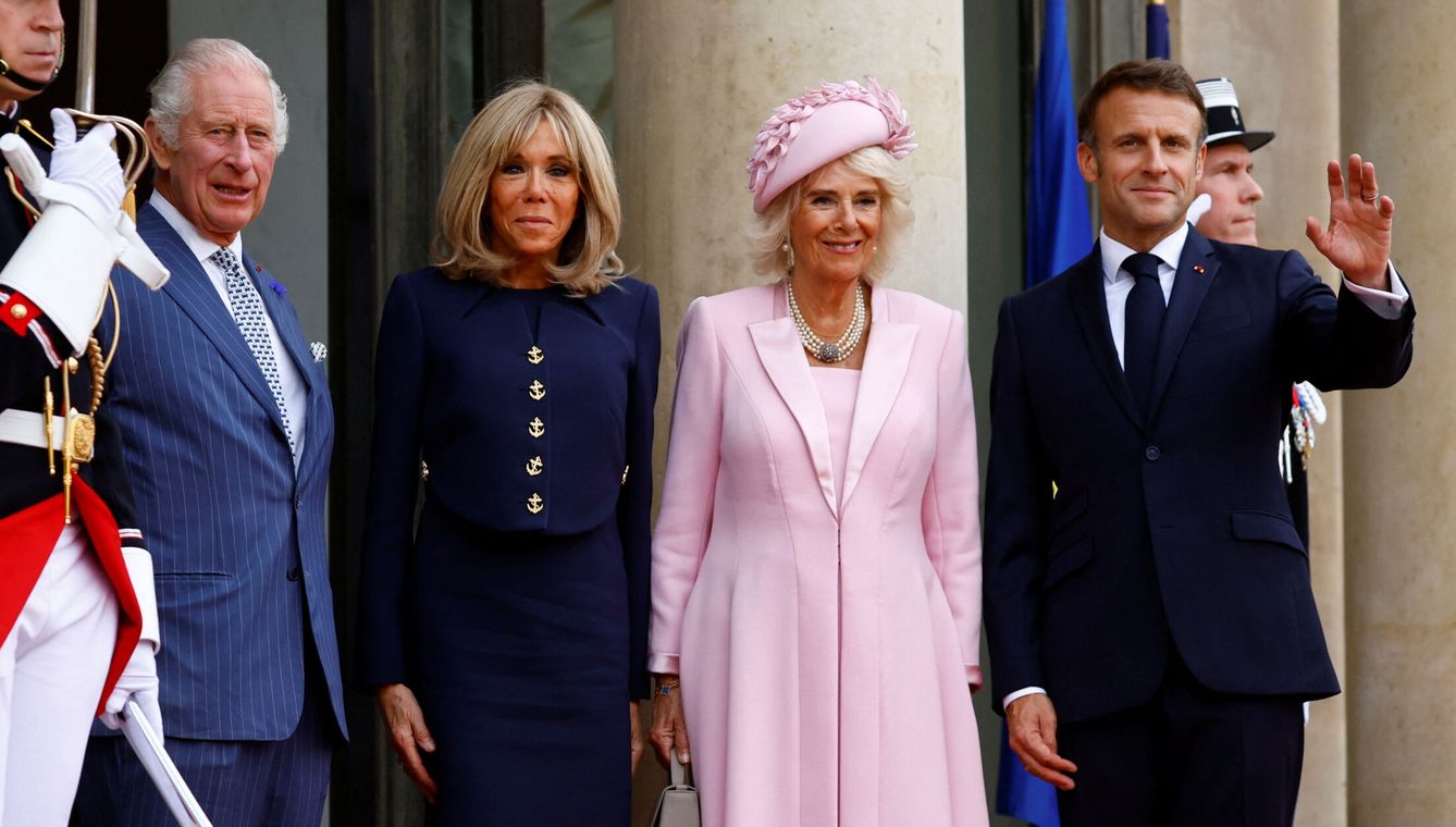 Los reyes con los Macron. (Reuters)