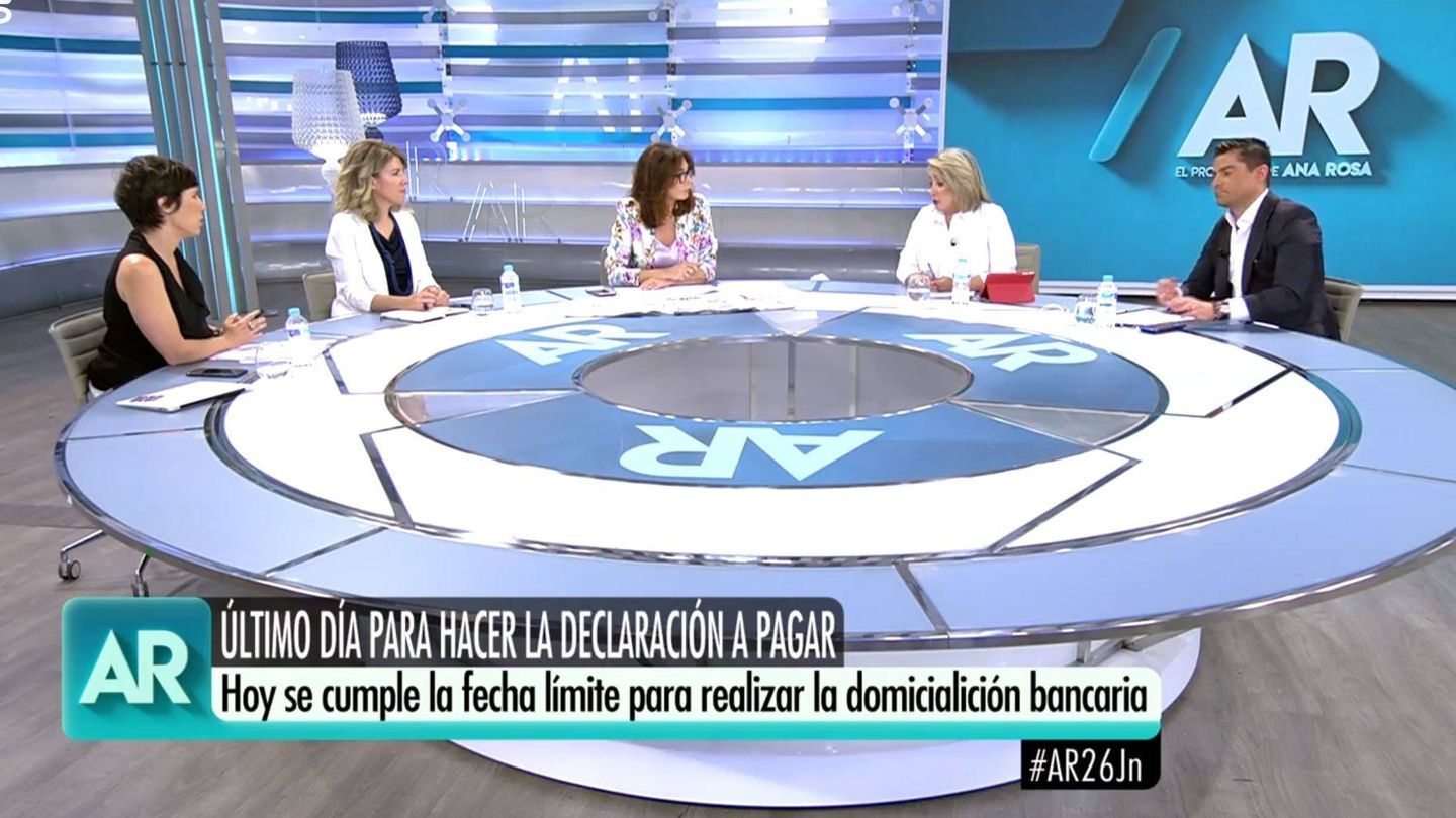 Ana Rosa con sus colaboradores. (Mediaset España)