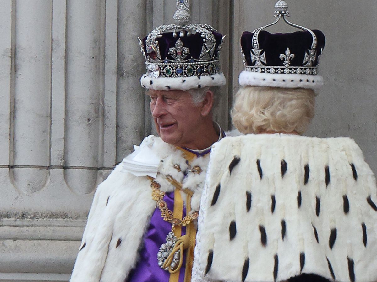 Foto: El rey Carlos y la reina Camila, saludando desde el balcón tras la coronación. (Reuters)