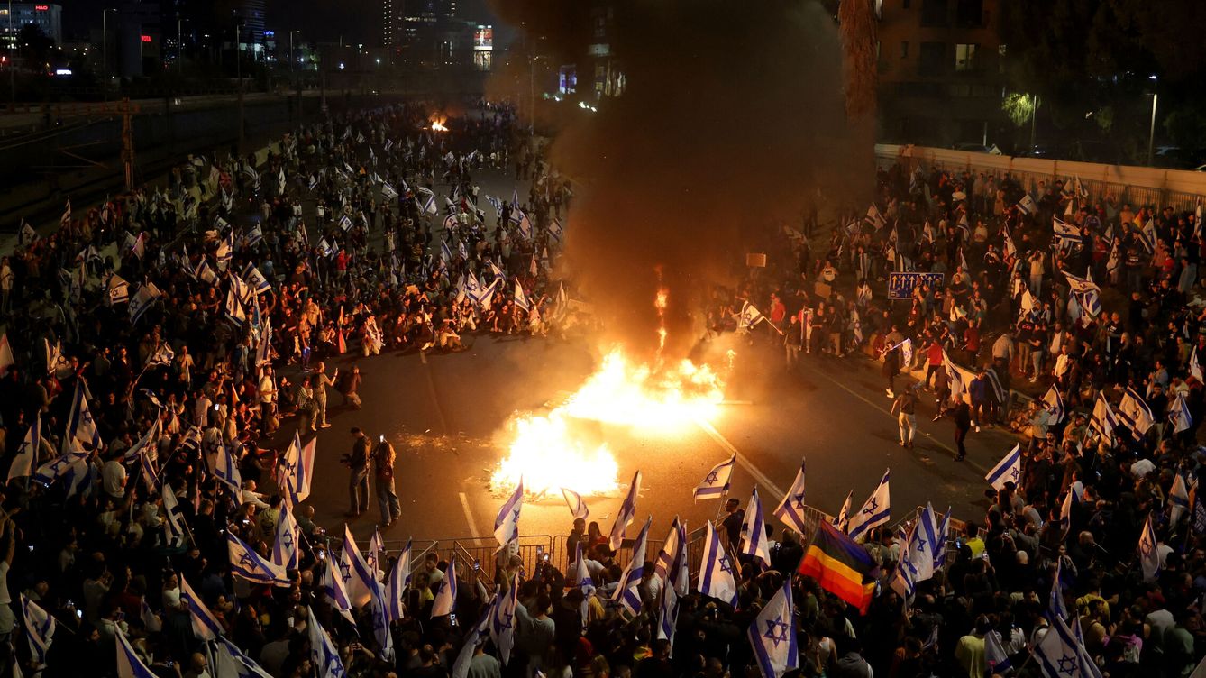Foto: Protestas tras el cese del ministro de Defensa en Tel Aviv. (Reuters/Nir Elias)