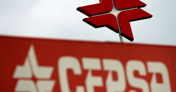 Foto: File photo: the logo of spanish oil company cepsa at a petrol station in madrid
