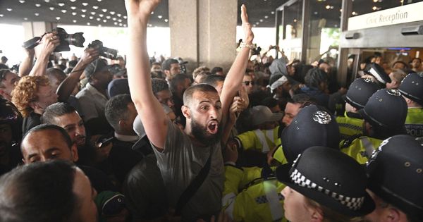 Foto: Un grupo de manifestantes irrumpe en el ayuntamiento de Kensington, en Londres (Reino Unido). (EFE)
