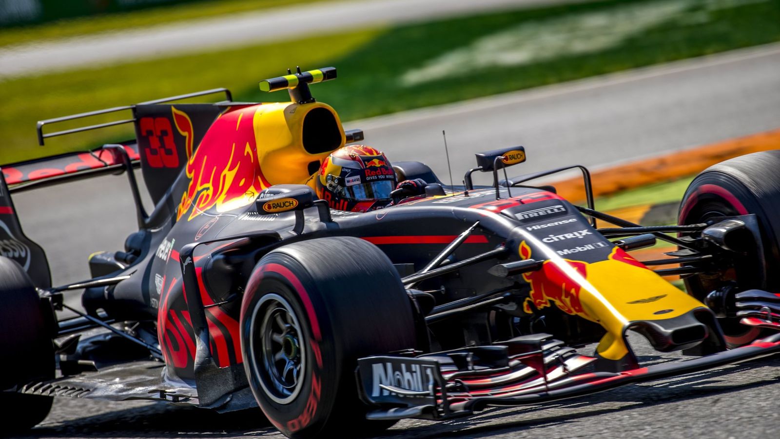Foto: Max Verstappen a los mandos de su Red Bull, en el GP de Italia. (EFE)