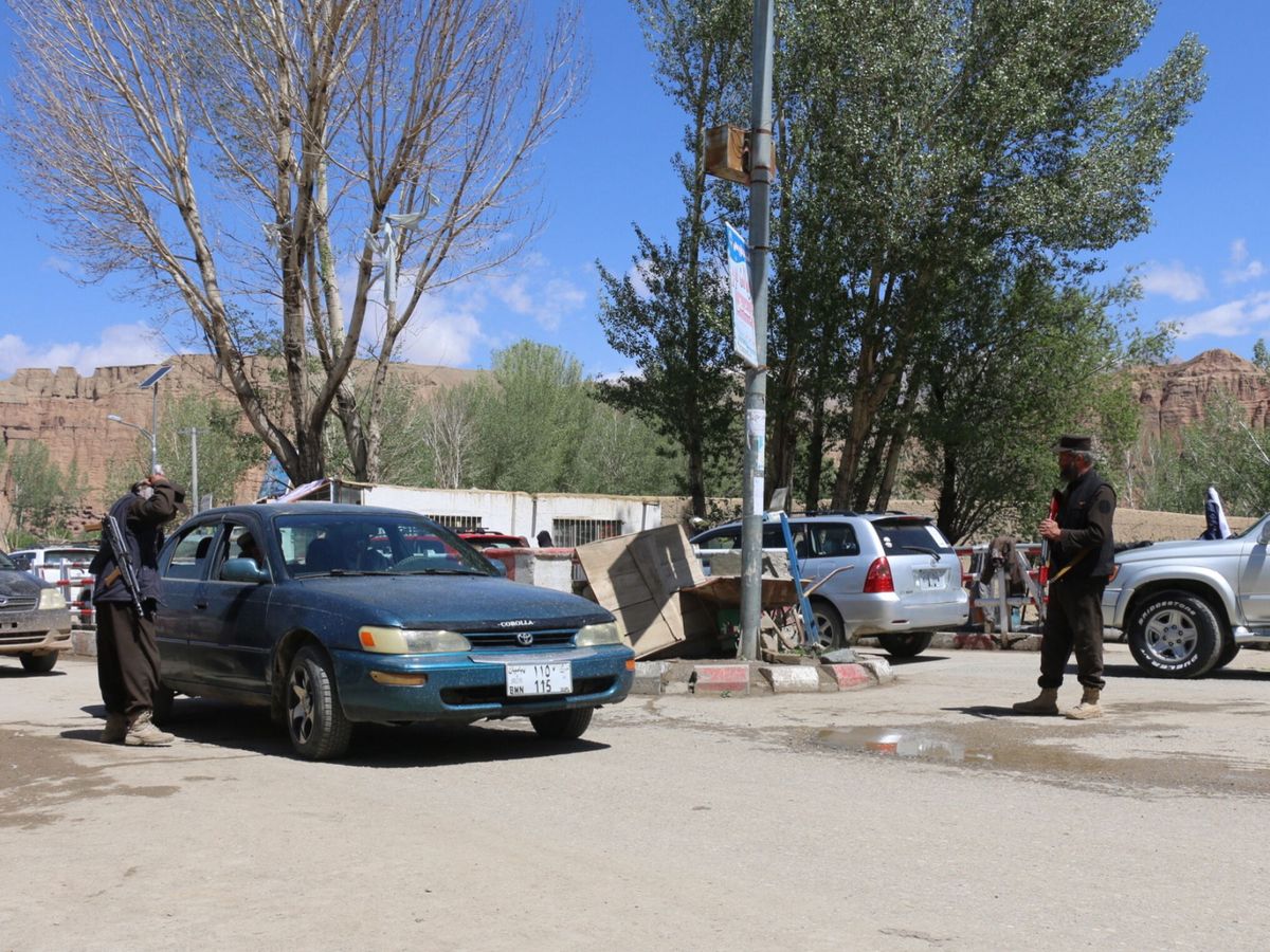 Foto: Un control de seguridad en Bamiyán, Afganistán. (EFE/Stringer)