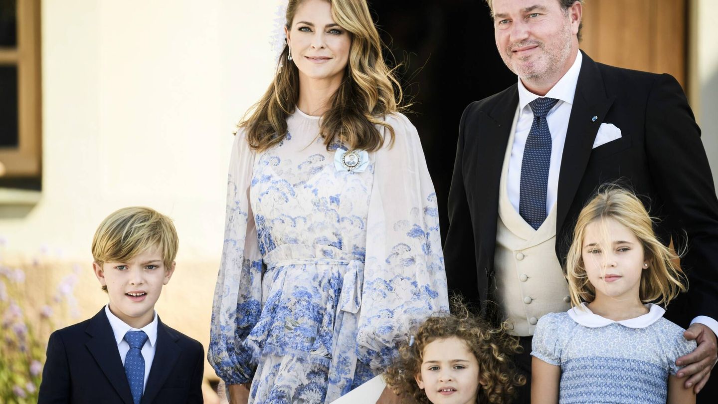 Magdalena de Suecia junto a Chris O'Neill y sus tres hijos tras el bautizo del príncipe Julian.(CP)
