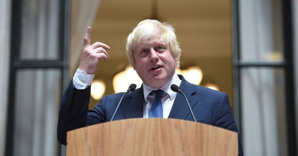 Foto: El ministro de Exteriores británico, Boris Johnson, se dirige a personal del Foreign Office, en Londres. (Reuters)