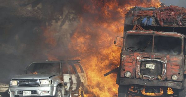Foto: Vehículos quemados en Mogadiscio tras la explosión (EFE)