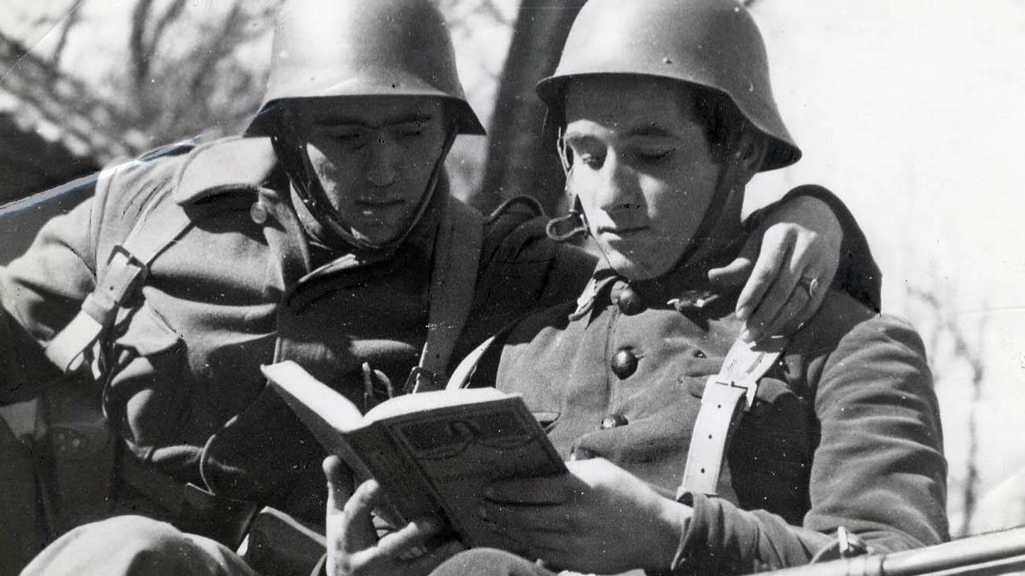 Soldados leyendo en la Guerra Civil.