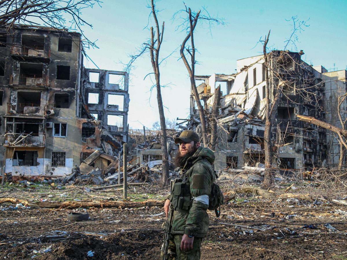 Foto: Un combatiente de las fuerzas chechenas en la ciudad de Mariúpol. (Reuters/Chingis Kondarov)