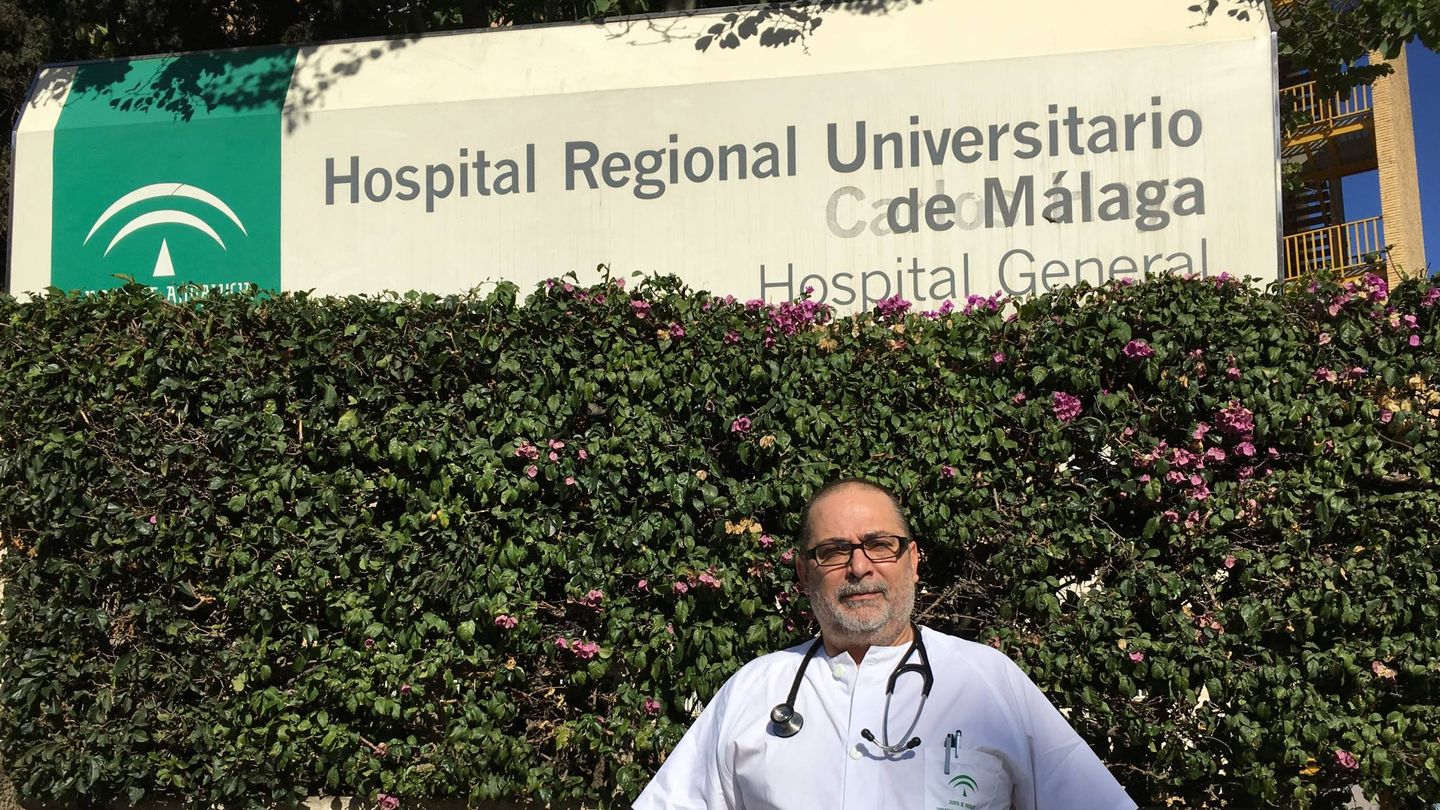 Héctor Muñoz es el segundo médico más veterano del servicio de Urgencias del hospital Carlos de Haya de Málaga. (A.R.)