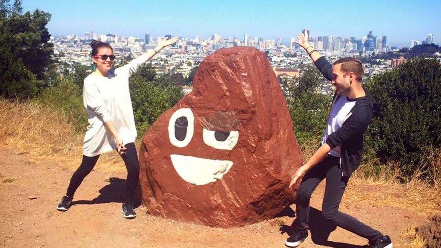 Guzman y Raymond rinden homenaje en un parque de San Francisco a uno de los emoticonos que crearon en el 2008. (Cortesía de Angela Guzman)