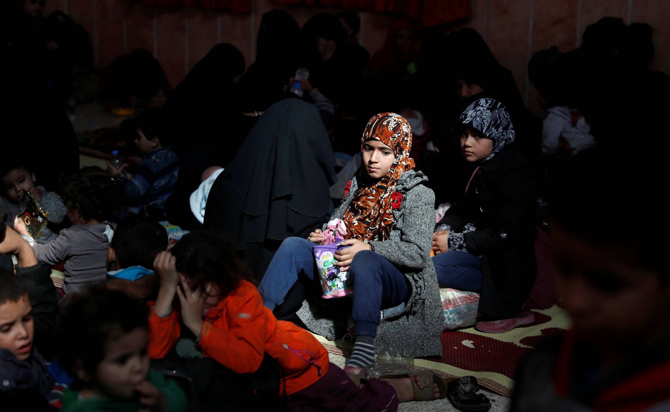Civiles que huyen del Estado Islámico en el frente de Raqqa descansan en el interior de una mezquita. (Reuters) 