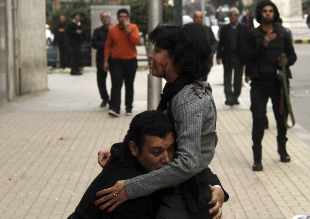 Foto: La activista Shaimaa al-Sabbagh, en brazos de un amigo tras ser disparada (Reuters)