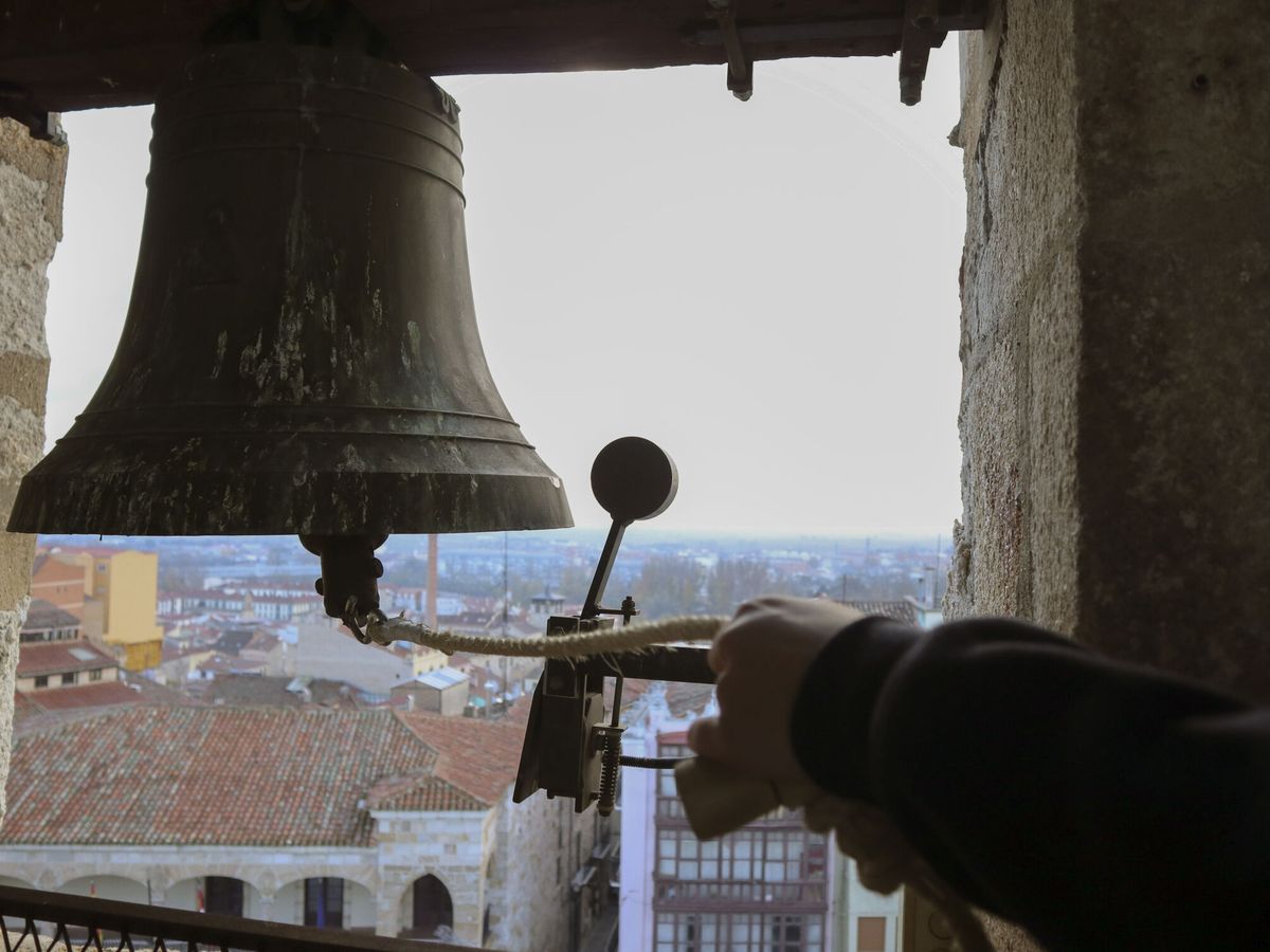Foto: Una campana en una iglesia. (EFE/Mariam A. Montesinos)