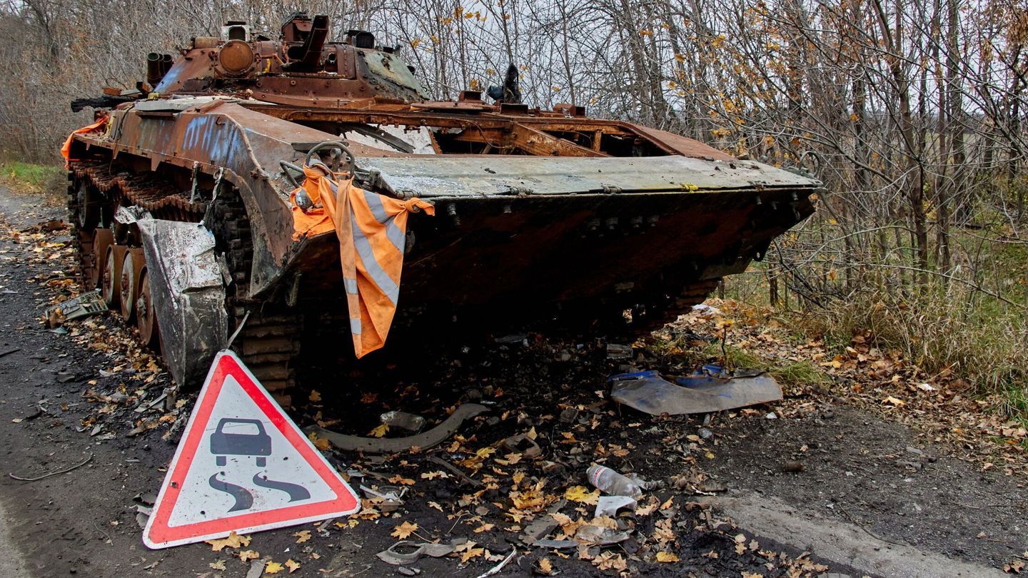 Un tanque ruso destruido en Járkov. (EFE/EPA/Sergiy Kozlov)